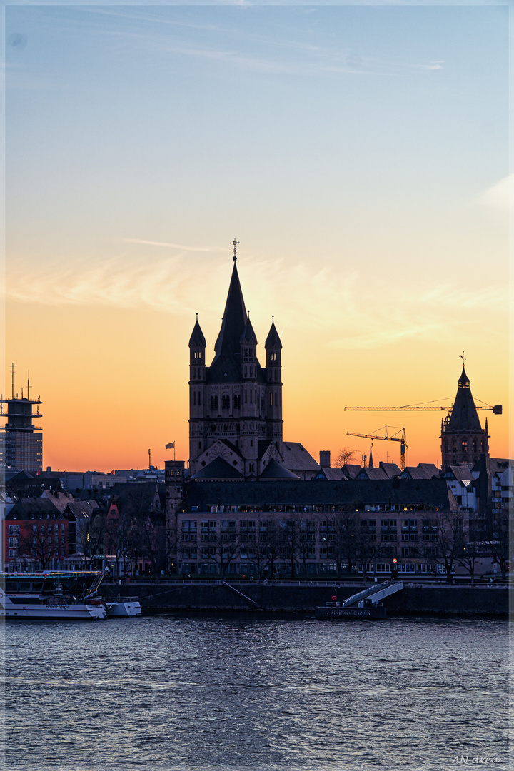 Köln Rheinauhafen zur blauen Stunde