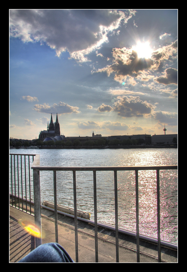 Köln Rheinterassenblick mit Sonnenuntergang