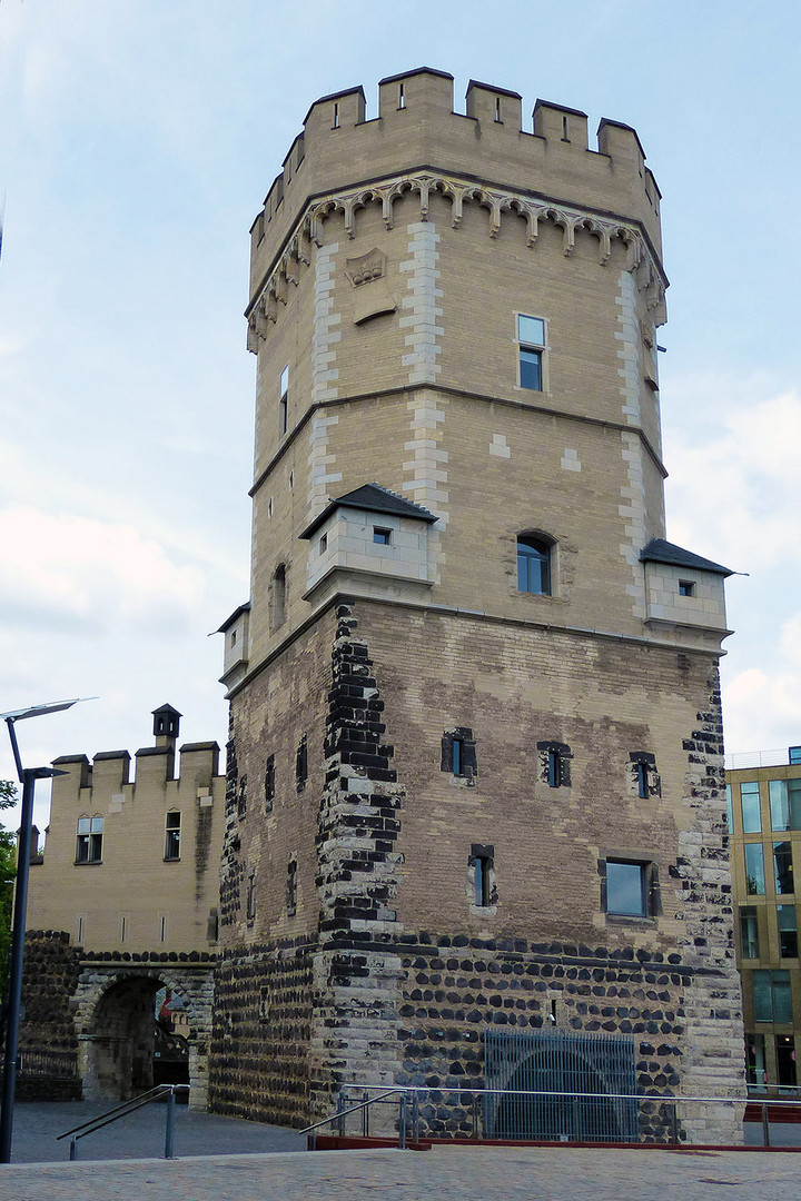 Köln - Rheinufer - alter Turm - an den Kranhäusern