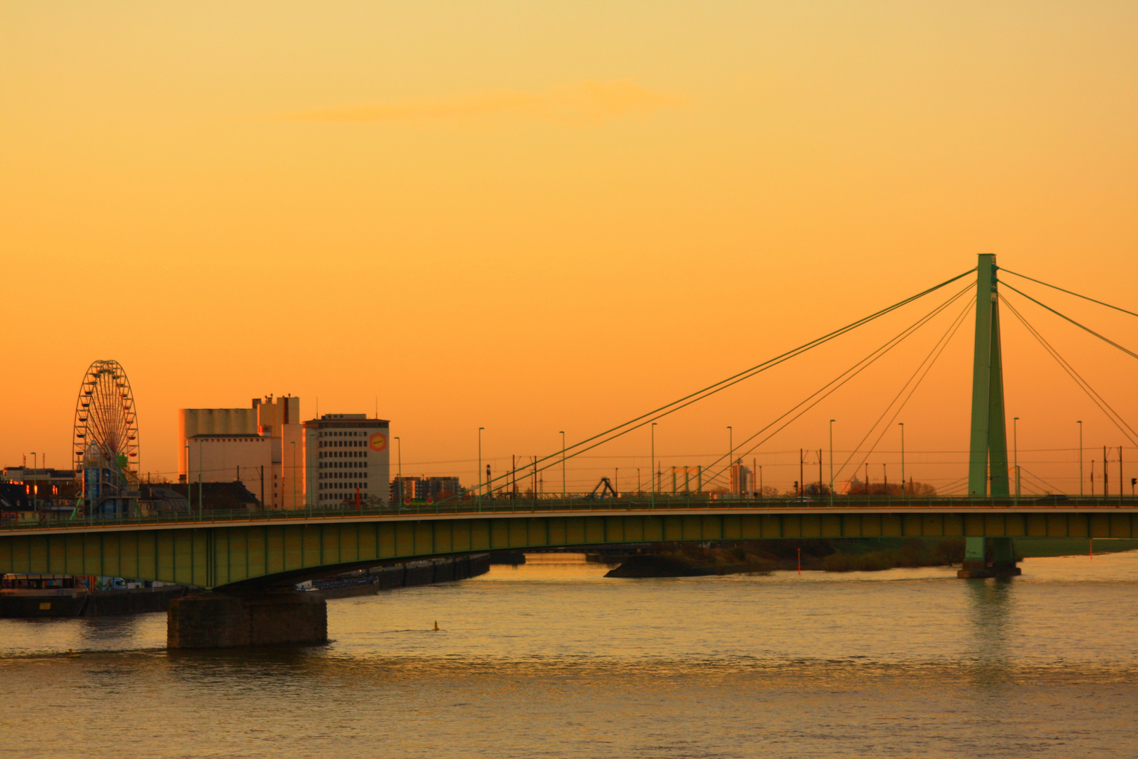 Köln - Severins- und Deutzer Brücke am frühen Morgen ...