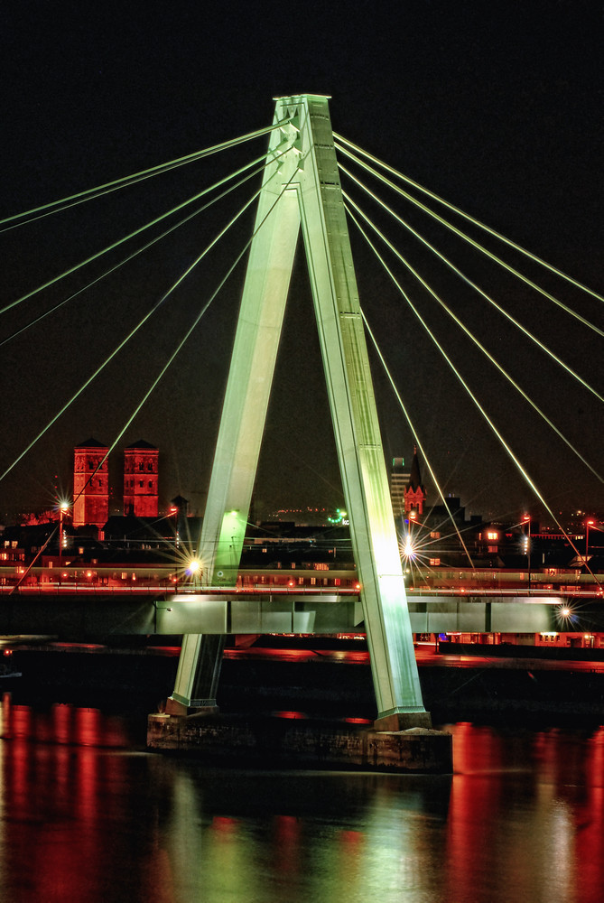 Köln Severinsbrücke bei Nacht