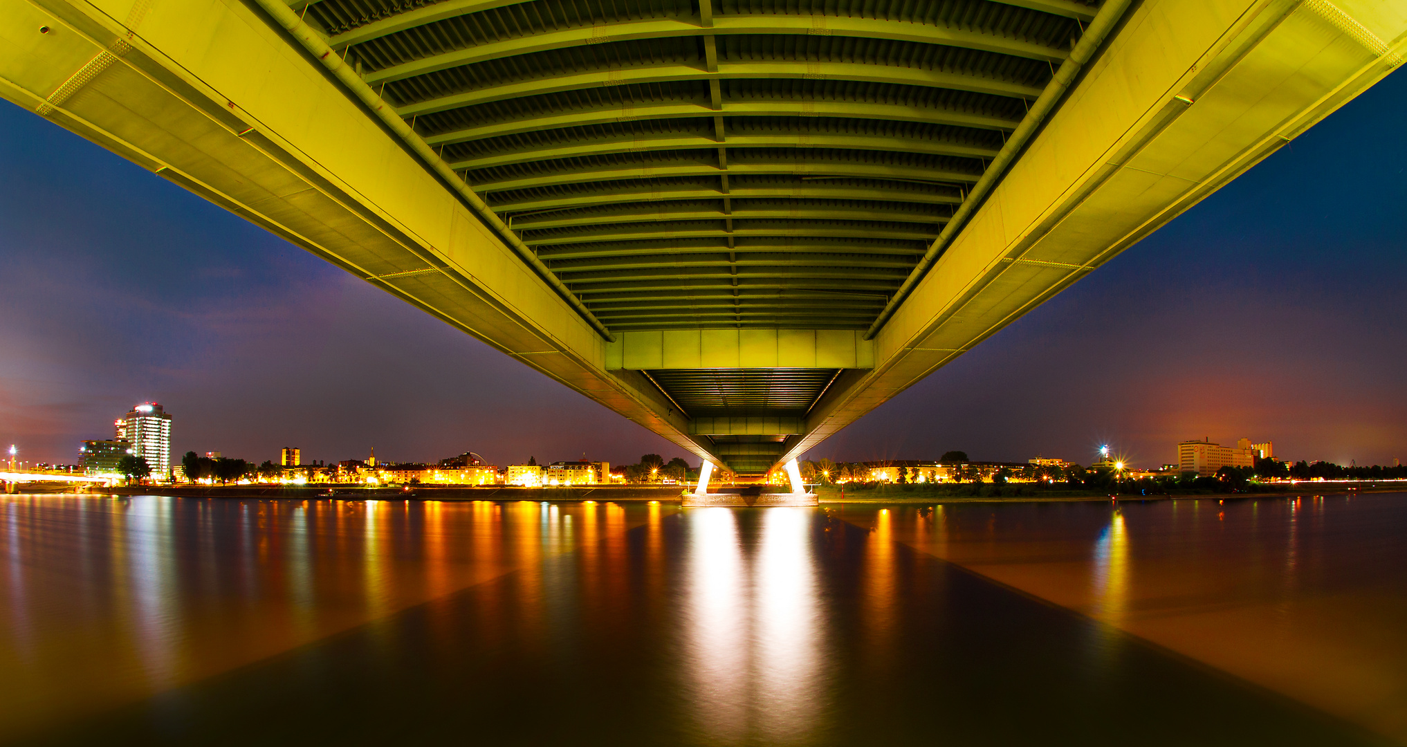 Köln ( Severinsbrücke von unten)