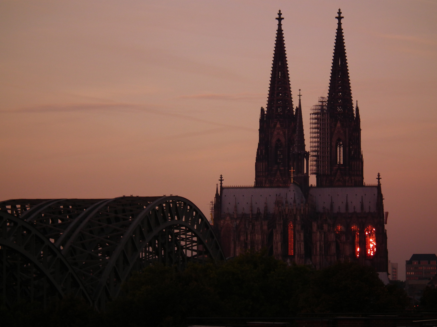 Köln - Sonnenaufgang im Domfenster