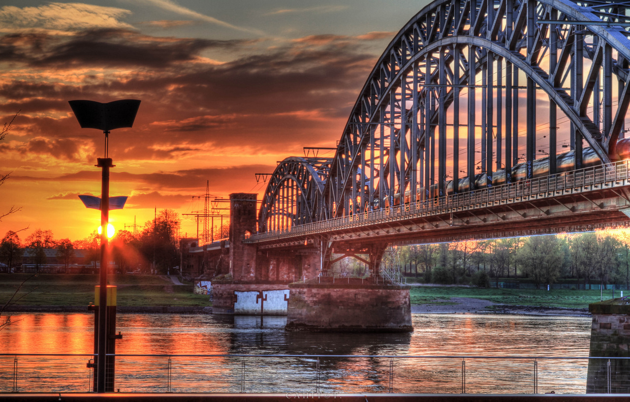 Köln Süd am fruehen Morgen ... Wundervoller Sonnenaufgang