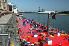 Köln; Tankschiff am Rheinauhafen