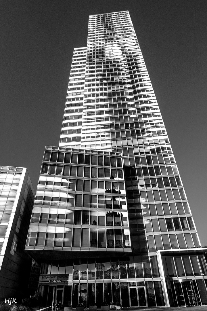 Köln-Turm im Mediapark  ..