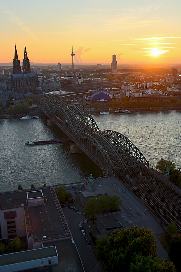 Köln und die scheidende Sonne
