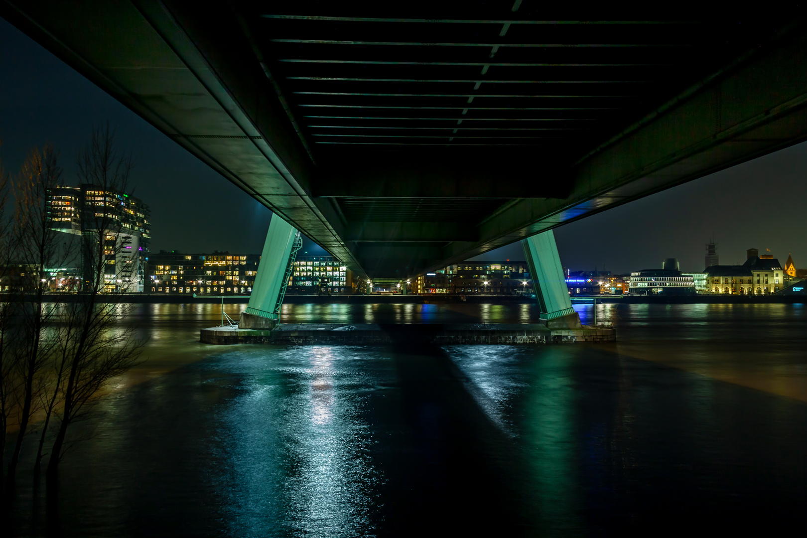 Köln unter der Severinsbrücke bei Nacht