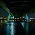 Köln unter der Severinsbrücke bei Nacht