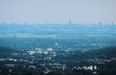 Köln vom Drachenfels aus gesehen.