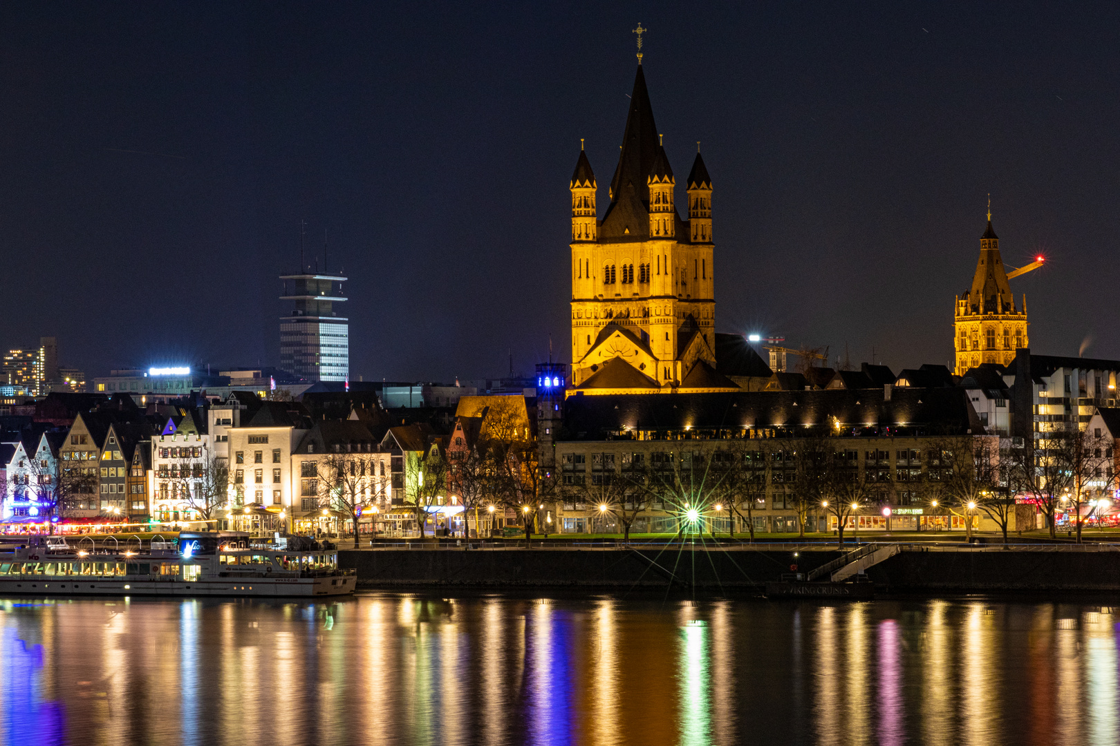 Koeln von der anderen Seite vom Rhein