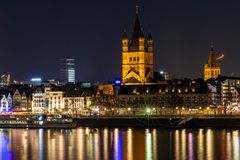 Koeln von der anderen Seite vom Rhein