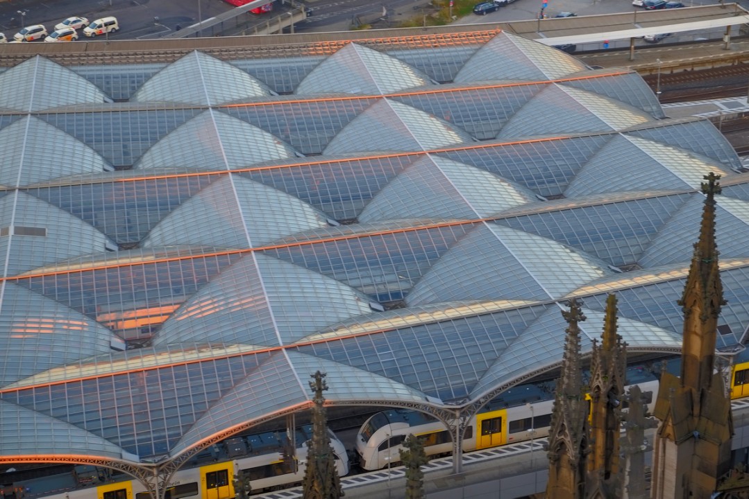 Köln, Vordach des Hauptbahnhofs vom Dom aus gesehen 