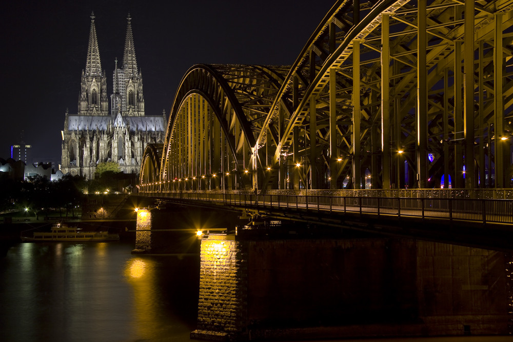 Köln zur Nachtzeit - beleuchtet