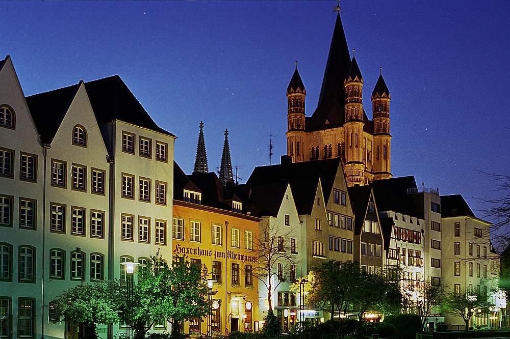 Kölner Altstadt in der Dämmerung