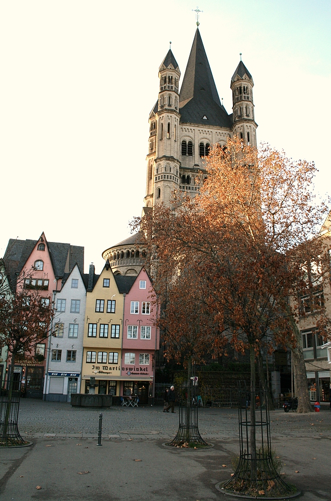 Kölner Altstadthäuser vor der Kirche Groß Sankt Martin (29.11.2011)