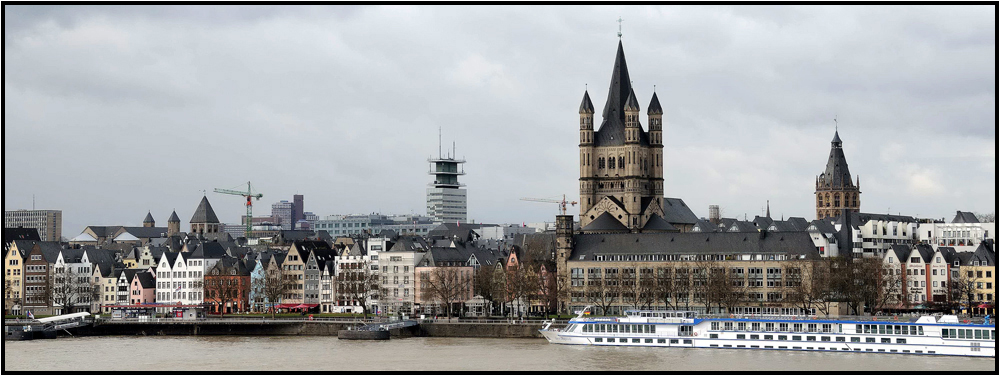 Kölner Altstadtpanorama mit Groß St. Martin, Stapelhaus und Rathausturm