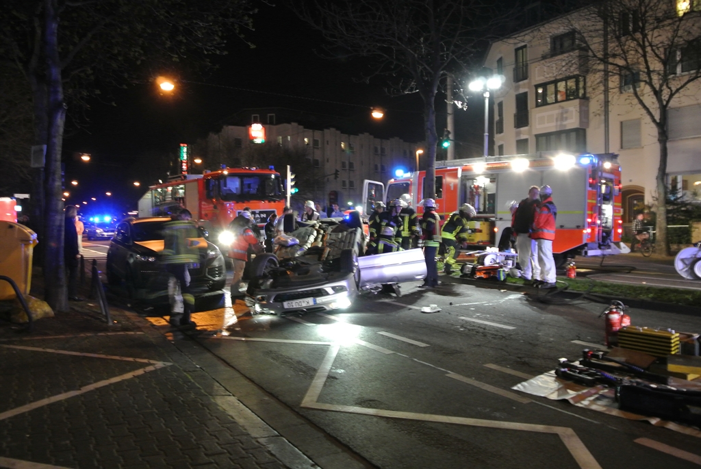 Kölner Autofahrer (besoffen?) überschlägt sich in Bonn