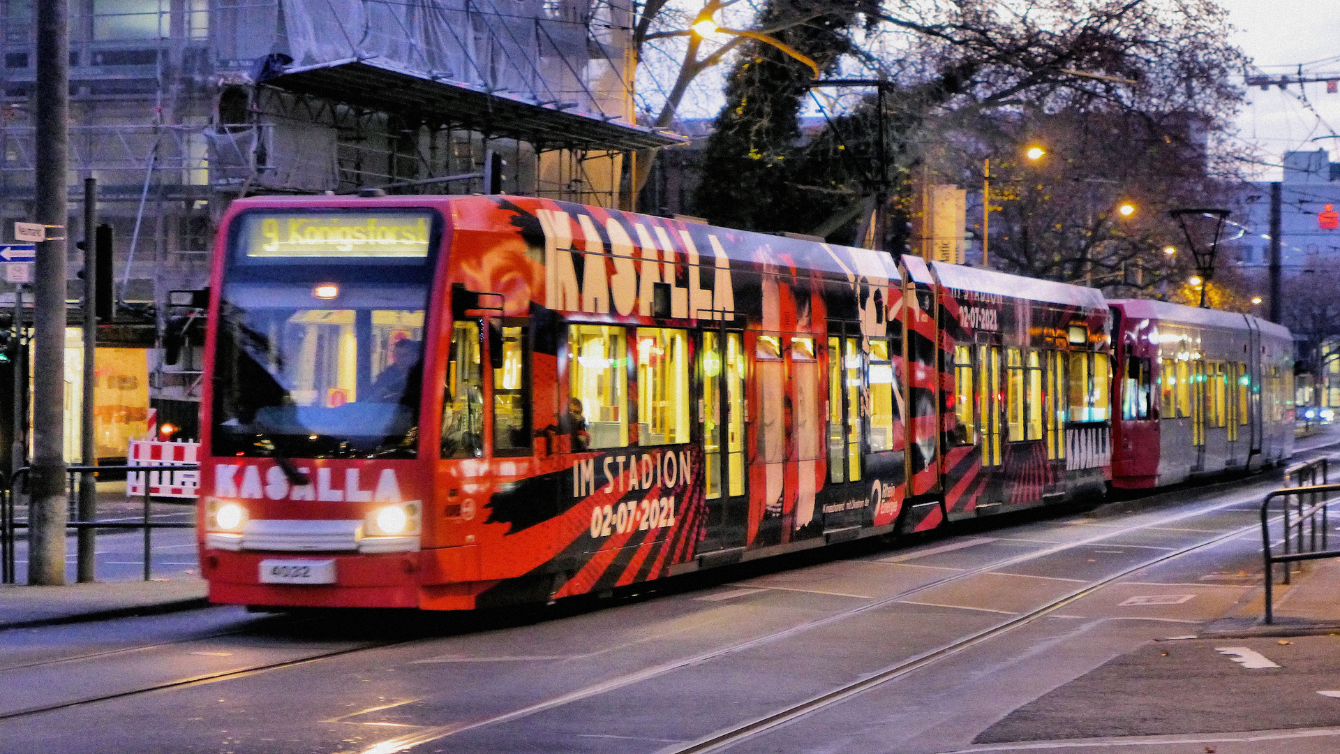 Kölner Bahn in der Dämmerung