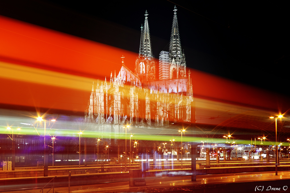 Kölner Bahnhof - 2 Blick auf den Dom mit Schattenzug