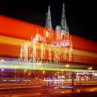 Kölner Bahnhof - 2 Blick auf den Dom mit Schattenzug