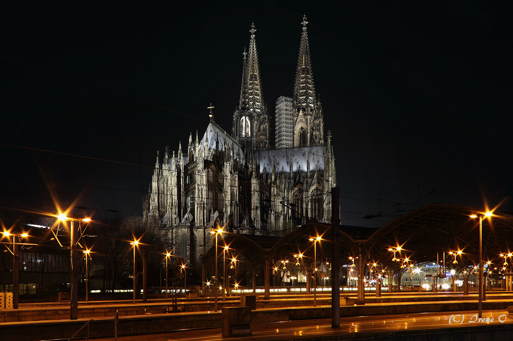 Kölner Bahnhof - 3 Bahnsteig / Dom bei Nacht