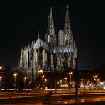 Kölner Bahnhof - 3 Bahnsteig / Dom bei Nacht