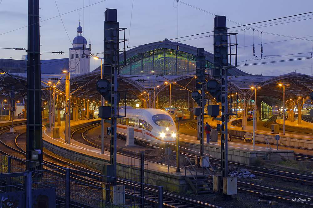 Kölner Bahnhof 5 - Sicht von Aussen