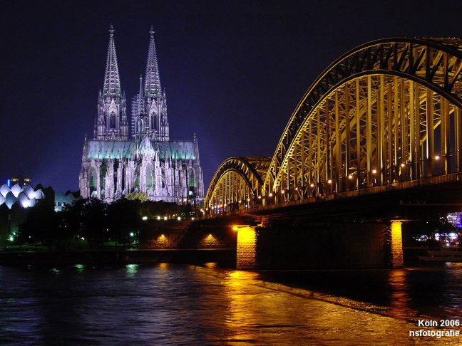 Kölner Brücke in der Nacht