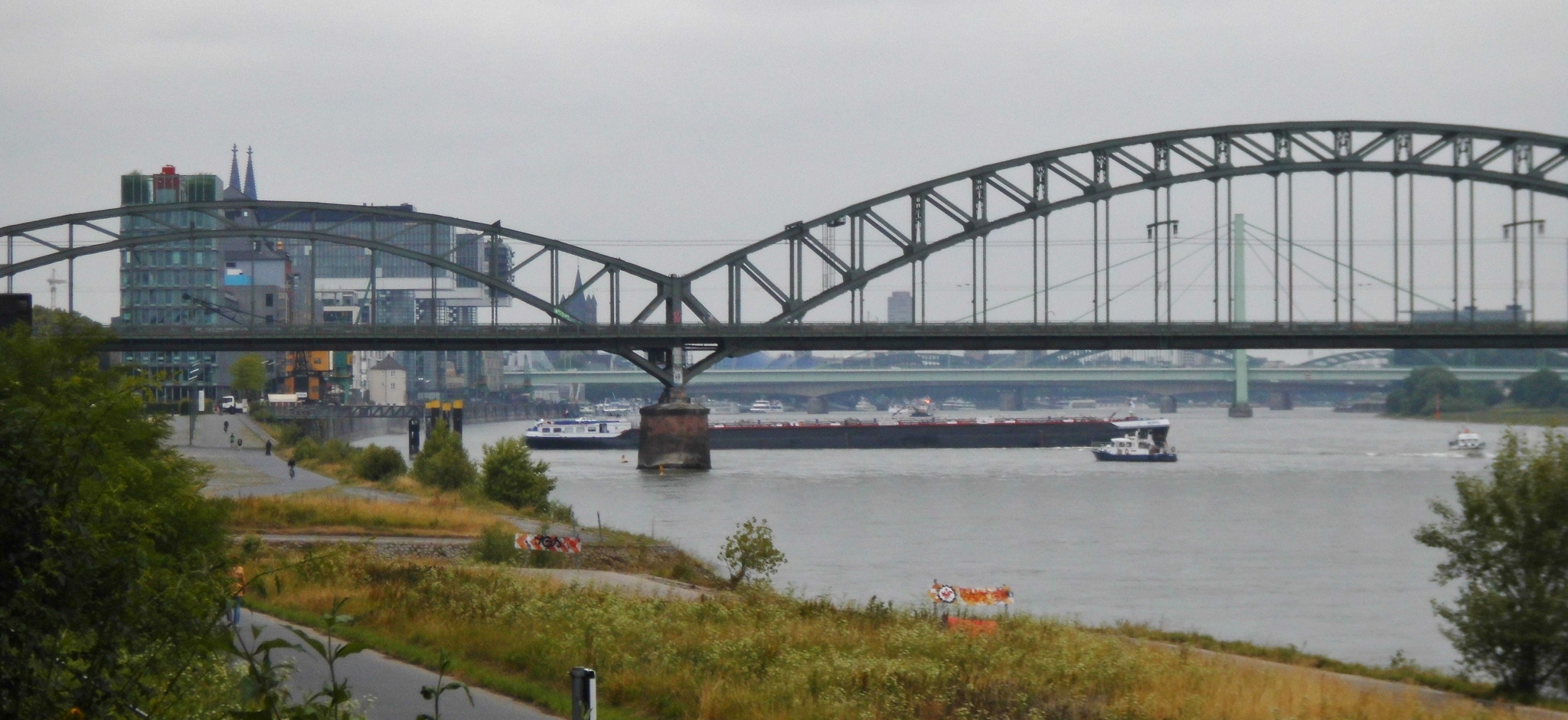 Kölner Brückenpanorama mit Kranhäusern und Domspitzen