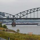 Kölner Brückenpanorama mit Kranhäusern und Domspitzen