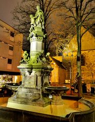 Kölner Brunnen bei Nacht