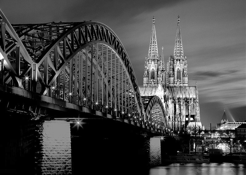 Kölner Dom am Abend (s/w)