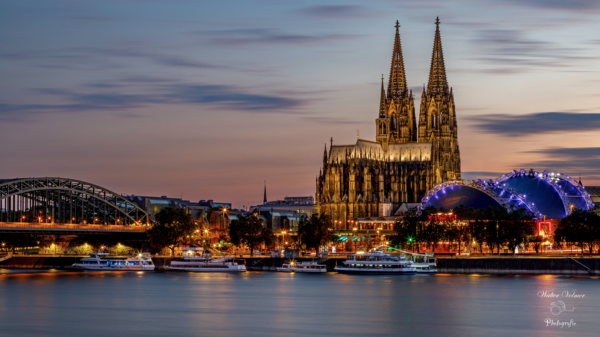 Kölner Dom am Rhein mit Promenade