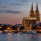 Kölner Dom am Rhein mit Promenade