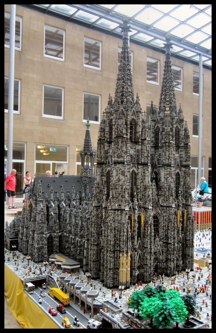 Kölner Dom aus Legosteinen