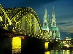 Kölner Dom bei Abenddämmerung