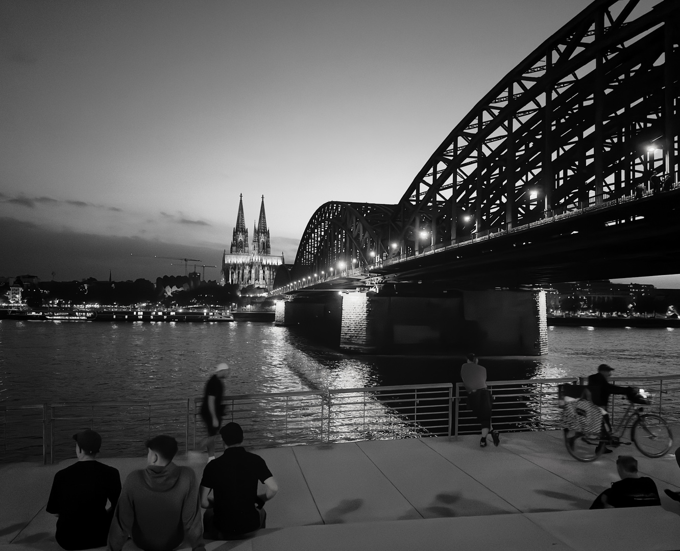 Kölner Dom bei Dunkelheit in Schwarzweiß 