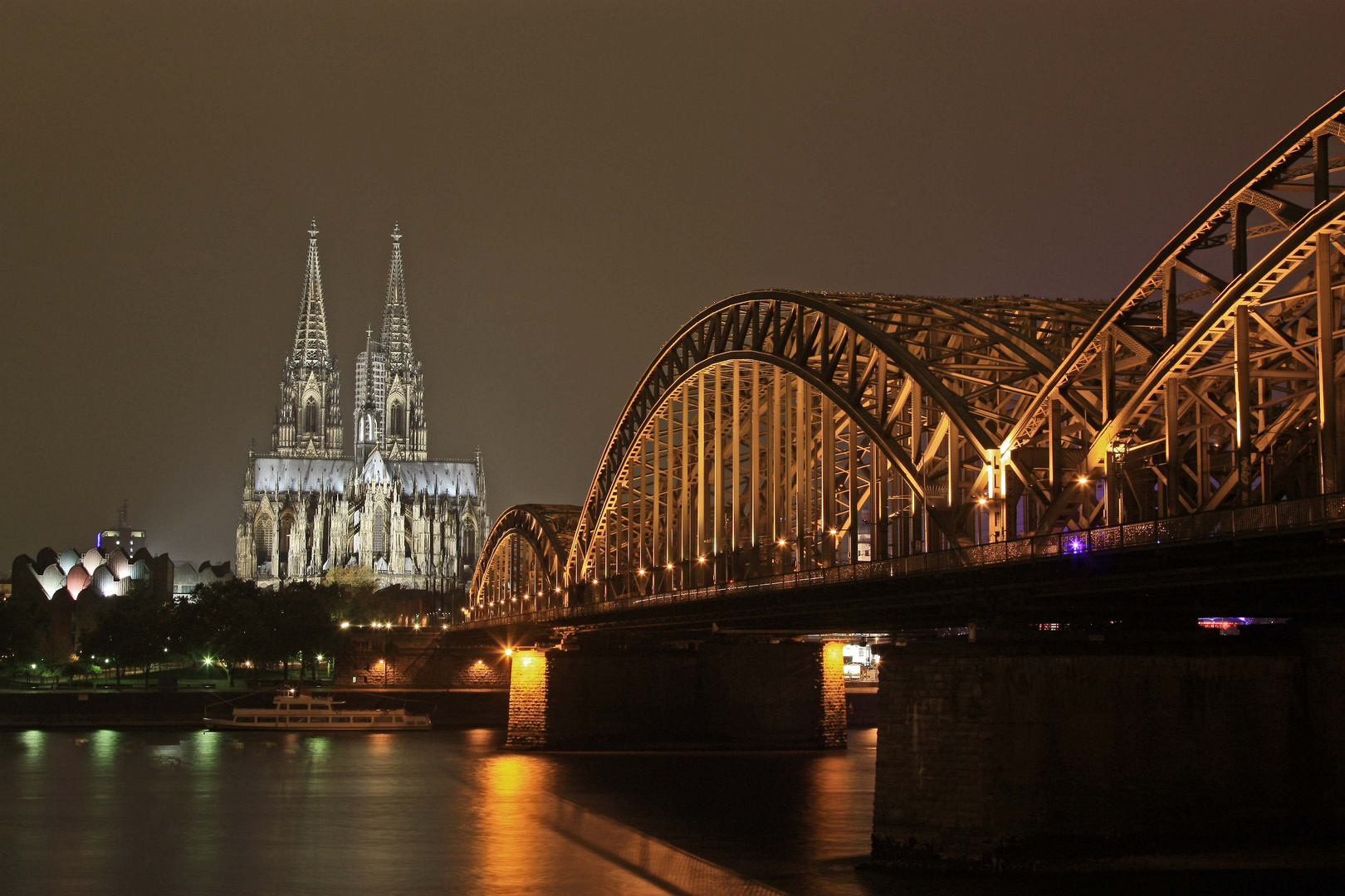 Kölner Dom bei leichtem Nebel