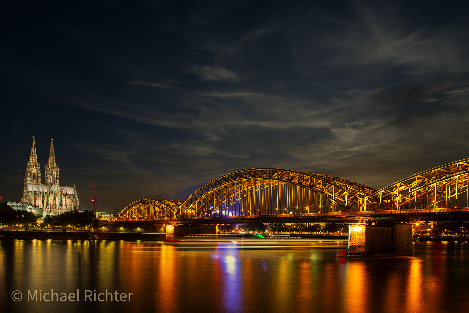 Kölner Dom bei Nacht.