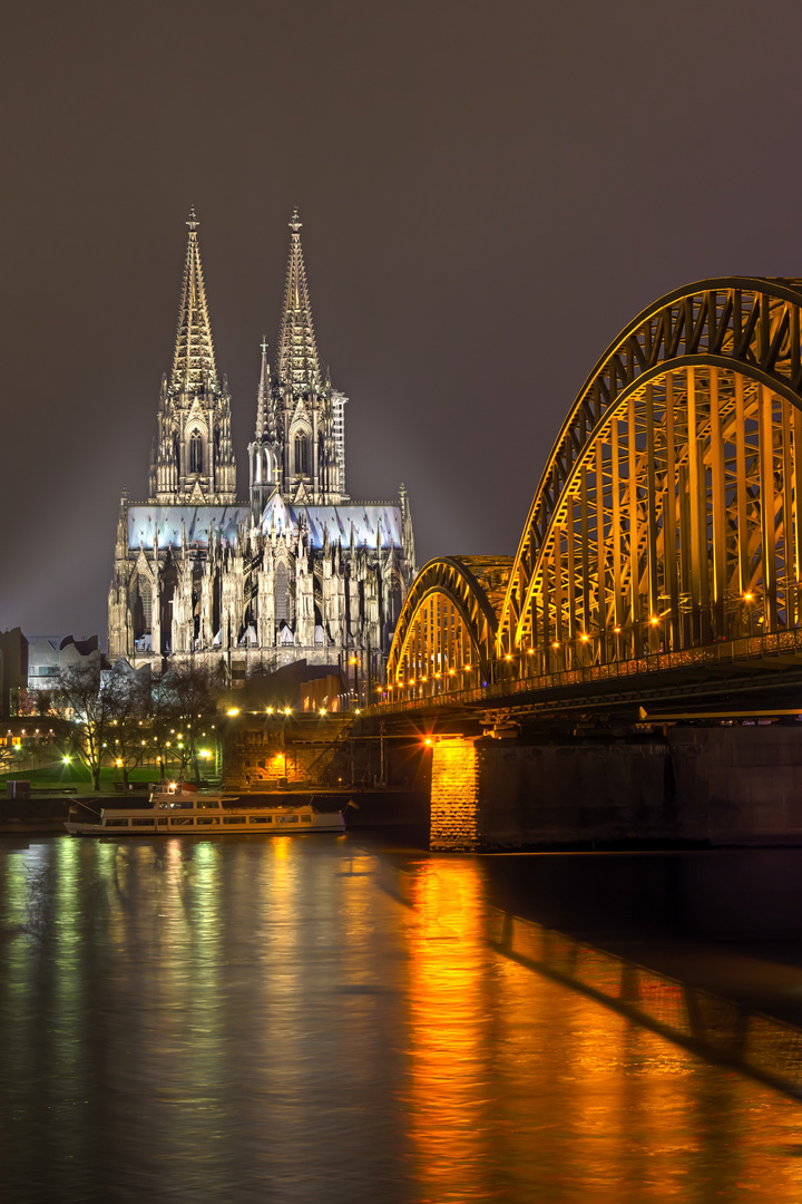 Kölner Dom bei Nacht