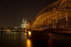 Kölner Dom bei Nacht mit Hohenzollernbrücke