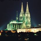 Kölner Dom bei Nacht vom Rheinpark aus gesehen