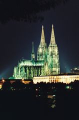 Kölner Dom bei Nacht vom Rheinpark aus gesehen