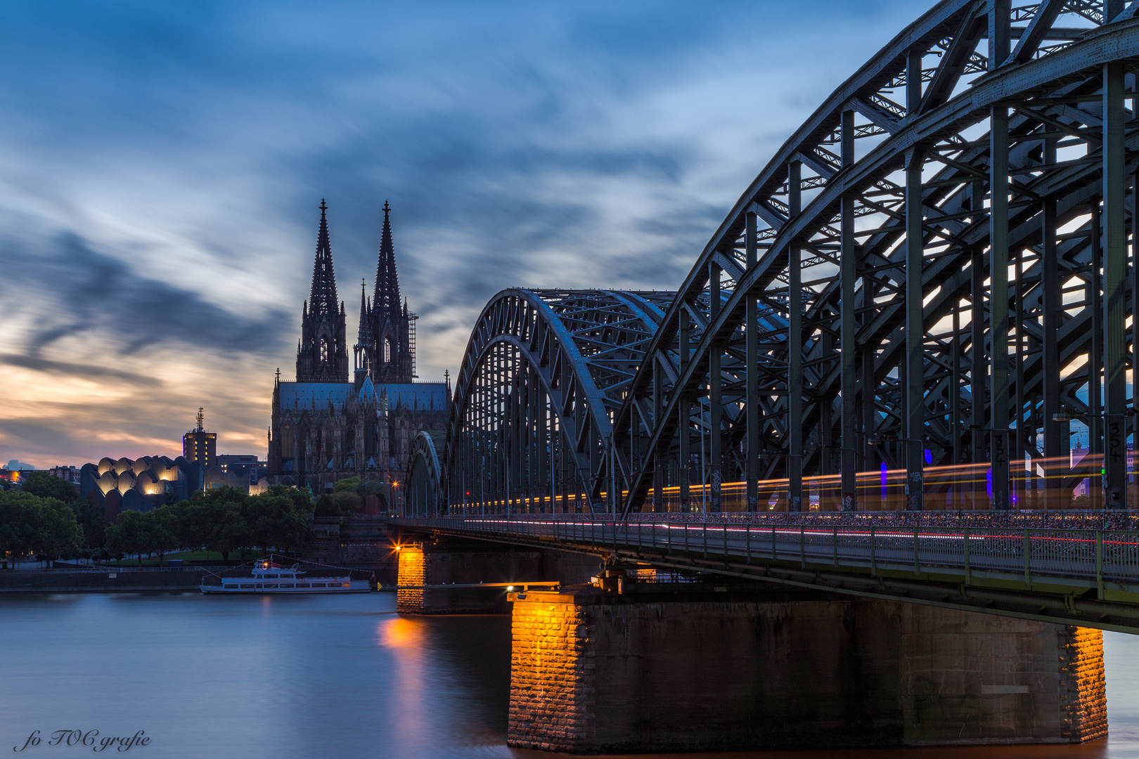Kölner Dom between day and night