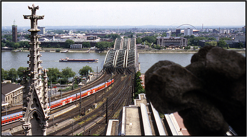 Kölner Dom: Blick auf die rechte Rheinseite (Messeturm, Hohenzollernbrücke, Hotel Hyatt, Köln-Arena)