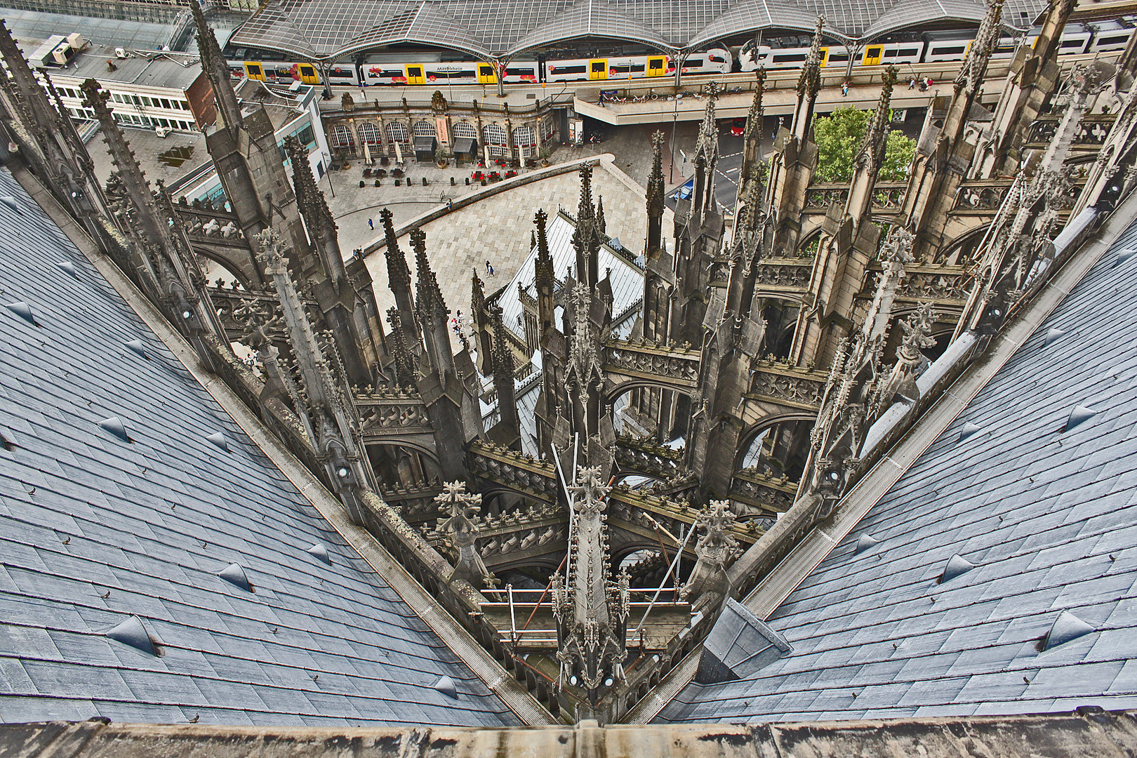 Kölner Dom - Blick von der Traufe auf den Bahnhof