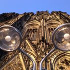 Kölner Dom durch die Lampe gesehen