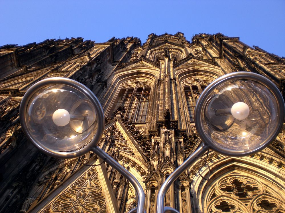 Kölner Dom durch die Lampe gesehen