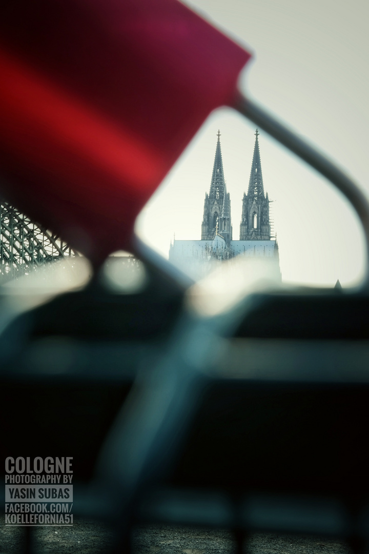 Kölner Dom eingeschlossen im Liebesschloss